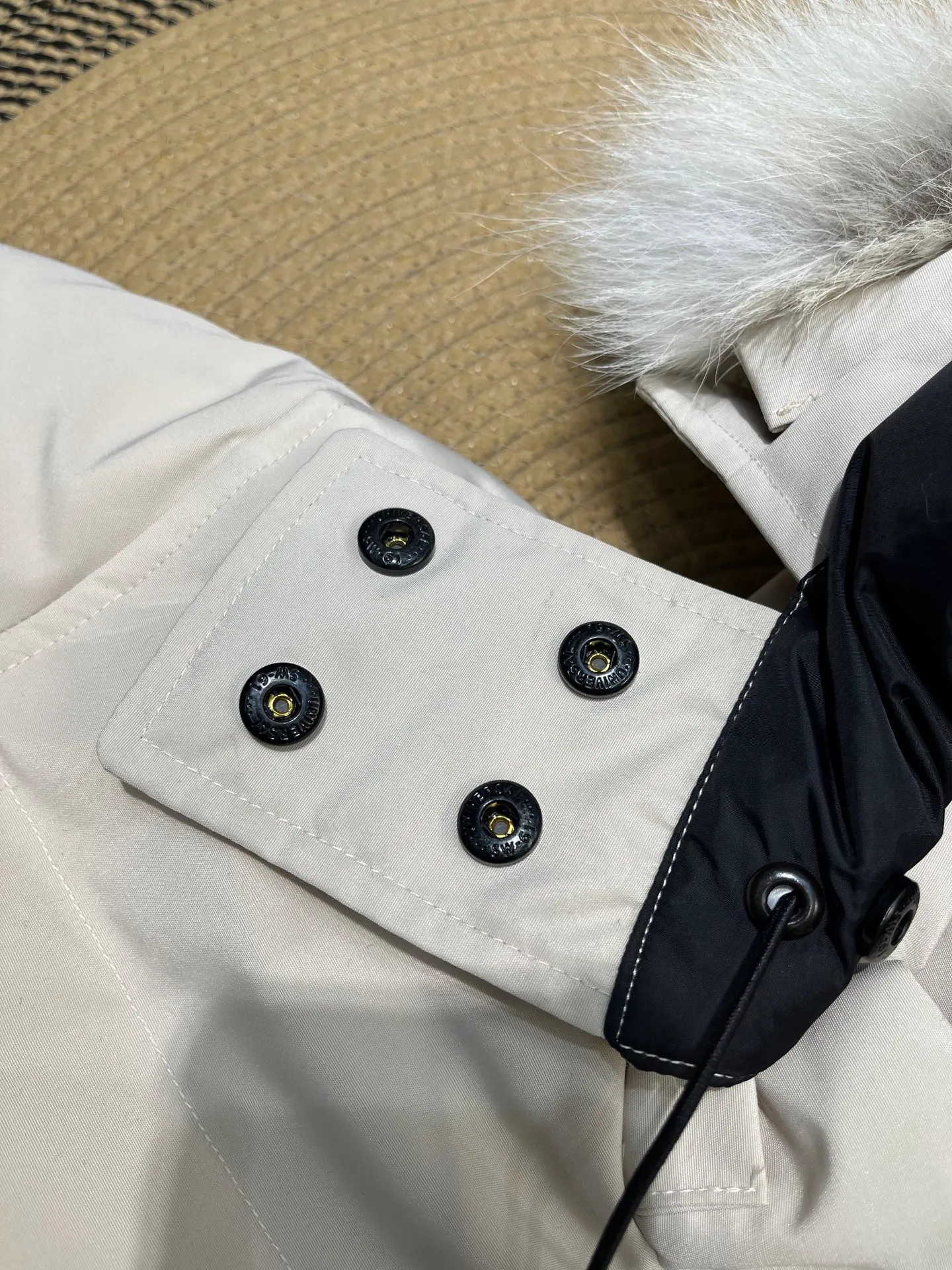 P860 Canada Goose Canada # Expedition04 Parker, a treasure of Canadian origin! Limited supply worldwide! Canada Goose Model 04 is a top-notch couple model, polar cold-proof outdoor series fur collar detachable hooded parka down jacket, the first Goose in 2024. I hope my partners like the top quality, and I hope everyone can evaluate it together! The most popular cool items of the Big Goose family in 2024 are online. The same popular product of Yi Yang Qianxi is said to be a joint limited edition Big Goose that cannot be bought in autumn and winter. If you dislike the sameness of the Big Goose in the past, then this model will definitely give you a different experience! This year's most powerful couple's collection for autumn and winter is online, a top-notch luxurious ready-to-wear style, paired with an outdoor warm down jacket with great style and charm! The most standard and classic items of the Daye family in the past two years are equipped with unique reflective stripes for embellishment, which further shows the high-end fashion performance effect. With the embellishment of hardware buckles, it has excellent performance effect. The upper body is clean, simple and elegant, even for urban leisure. It is suitable for various occasions. Designed with large pockets, this model has a large capacity and is equipped with reflective stripes, making it safer at night. It is suitable for various adventure activities. It is made of windproof and waterproof technical materials. The interior is filled with full white duck down, which is absolutely cold-proof and warm. It also has a stand-up collar design and fine fluff at the collar, with meticulous attention to detail! The charm of this model is also more spiritual, and the upper body has more temperament and specifications. It perfectly shows the ultra-high standard of fashionable performance of this model, integrating outdoor and life, and you can even create high-street wear! The most pinnacle limited-edition goose that we have presented so far, both in terms of design and detailed materials, it is completely outstanding. The grand and evergreen version design is matched with cool reflective elements. The overall appearance can be said to be quite high, and it has that kind of powerful outdoor performance! It combines high-end casual attributes with high-street style. It is high-grade, domineering, warm, and beautiful. The visibility of the upper body is quite strong, and the configuration of the owl element is highly brand-recognizable. It fully complements the overall brand performance and visual effects, and also has the high-end sense of fashion and fashionable performance. It is a must-buy product because it is the most awesome down brand on the planet and one of Canada's three national treasure brands. It is also a sentimental down luxury brand. In the field of polar cold-proof clothing, Goose has made an irreplaceable contribution... Size: xs s m l xl